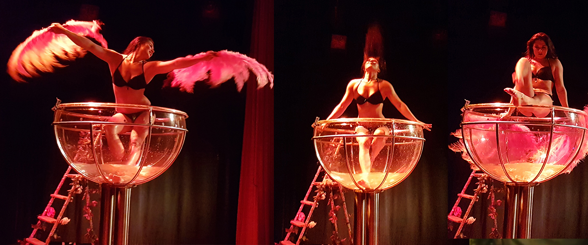Burlesque danseres die zich in een chique Champagneglas bevindt